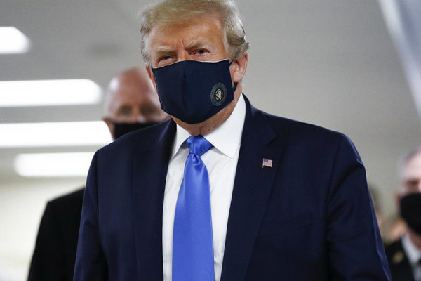 Trump se pone mascarilla mientras se aceleran los contagios por #Covid19 en el mundo