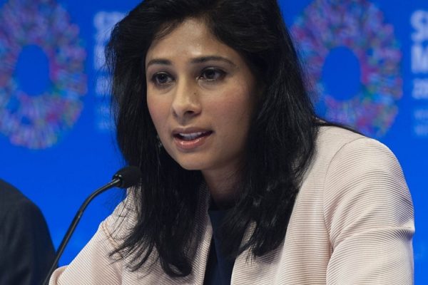 Gita Gopinath (FMI): Sanciones a Rusia podrían comenzar a diluir dominio global del dólar estadounidense