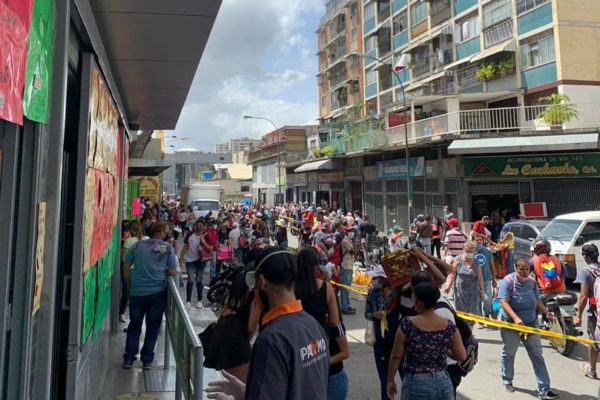 Sin distanciamiento: Venezolanos rompen la cuarentena radical en búsqueda de alimentos