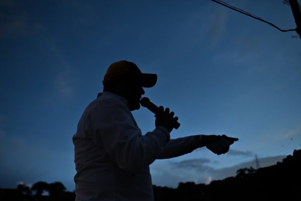 Una voz en el tejado anima la zona de Caracas más castigada por #Covid19