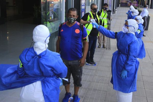 Viajeros internacionales sin prueba PCR podrán tomarla al llegar a Colombia