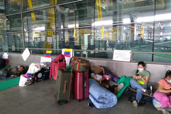 De 700 venezolanos varados en España, 200 regresarán a su país desde este martes