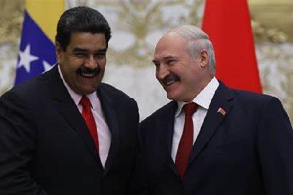 Maduro condecora a embajador bielorruso en ostensible muestra de apoyo a Lukashenko