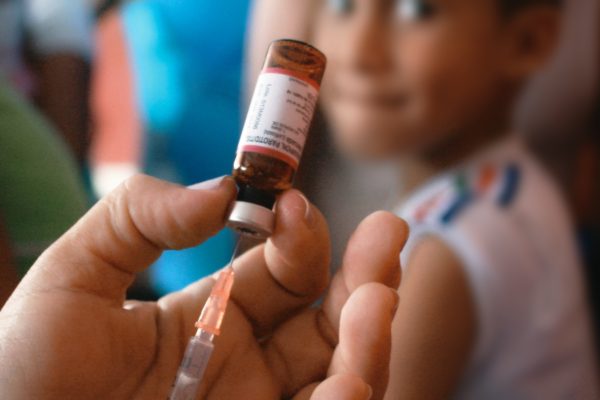 Escasez y altos costos de vacunas perjudican inmunización de infantes en Venezuela