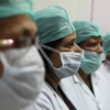 Médicos cubanos son prioridad durante vacunación en el Hospital Pérez de León