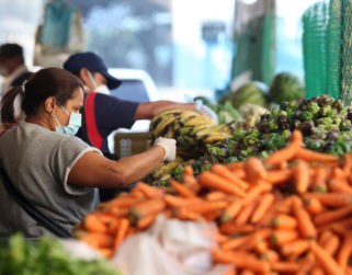 Salario mínimo comprará menos de 1% de una canasta alimentaria en junio