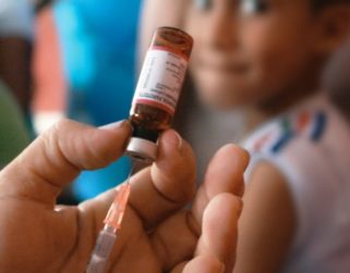 Ana Rosario Contreras: Se debe inmunizar a los niños con «una vacuna que genere protección y no esté en fase experimental»