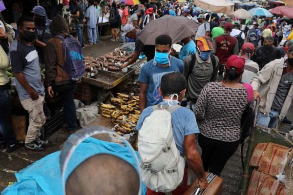 “Si uno no sale todos los días, no come”: Miles se exponen al #Covid19 en gran mercado de Caracas