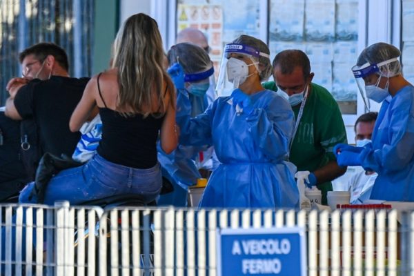 Las restricciones se endurecen: Crece temor a segunda ola de la pandemia en el mundo