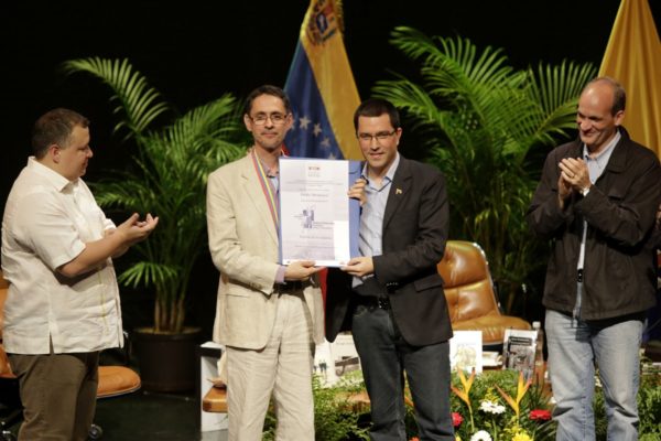 Chavistas y autores opositores se enfrentan en torno a premio literario Rómulo Gallegos