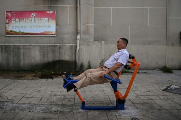 Habitantes de Wuhan abandonan la mascarilla y disfrutan el regreso «a una vida normal»