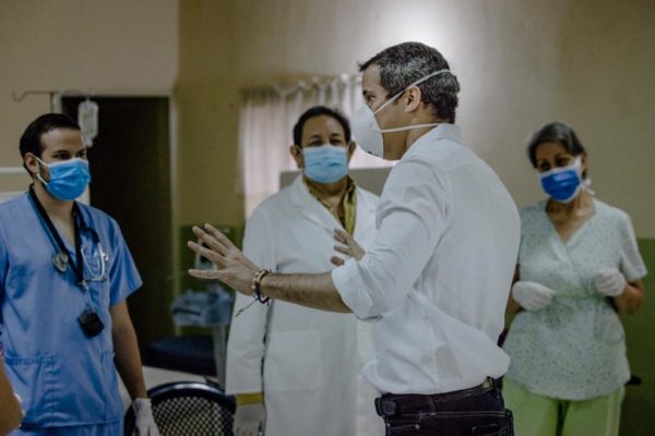 Guaidó entrega insumos de protección contra el #Covid19 a personal sanitario en Caracas