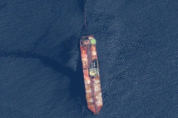 Sanciones impiden conseguir buque para descargar crudo de tanquero en riesgo de hundimiento