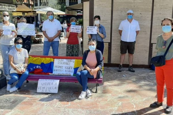 Venezolanos varados en España protestan para exigir otro vuelo humanitario