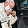 El papa Francisco es visto por primera vez con mascarilla