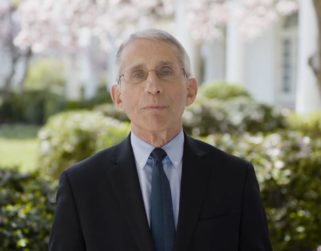 Asesor médico de Biden acusa a senador republicano antivacunas de instigar su asesinato