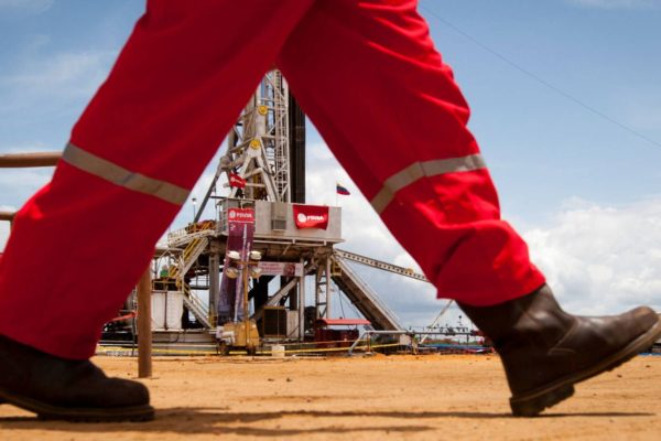 Reuters: Pdvsa recurre a empresas locales a medida que los socios petroleros occidentales se retiran