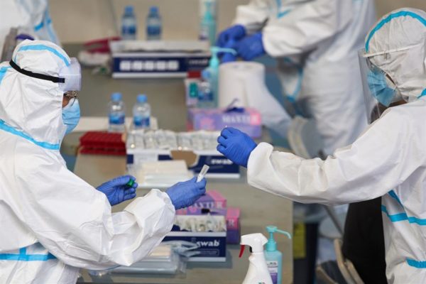 Unión Europea aumenta presión sobre laboratorios para cumplir con entrega de vacunas