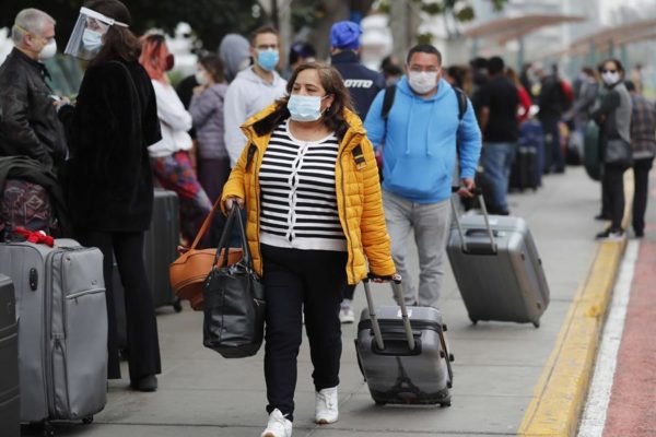 La demanda mundial de pasajeros sigue un 53 % por debajo de la prepandemia