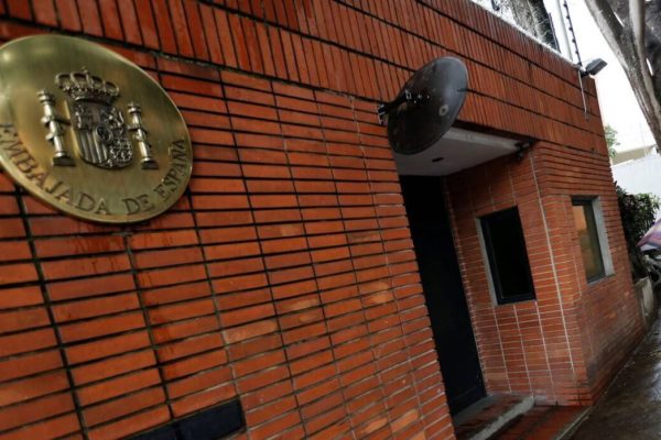 Piden garantizar seguridad de personal de la embajada de España en Caracas