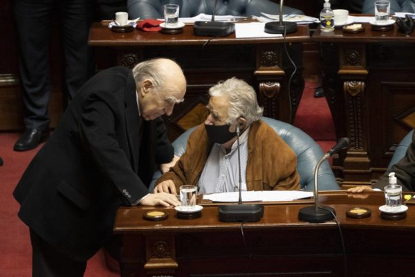 Líderes y adversarios: Los expresidentes Mujica y Sanguinetti dejan el senado en Uruguay