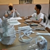 Fabrican máscaras artesanales para médicos a merced del #Covid19 en Venezuela