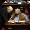 Líderes y adversarios: Los expresidentes Mujica y Sanguinetti dejan el senado en Uruguay