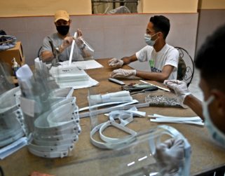 Fabrican máscaras artesanales para médicos a merced del #Covid19 en Venezuela