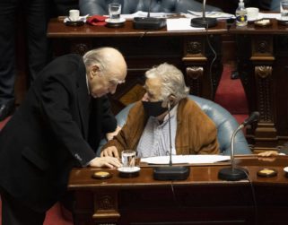 Líderes y adversarios: Los expresidentes Mujica y Sanguinetti dejan el senado en Uruguay