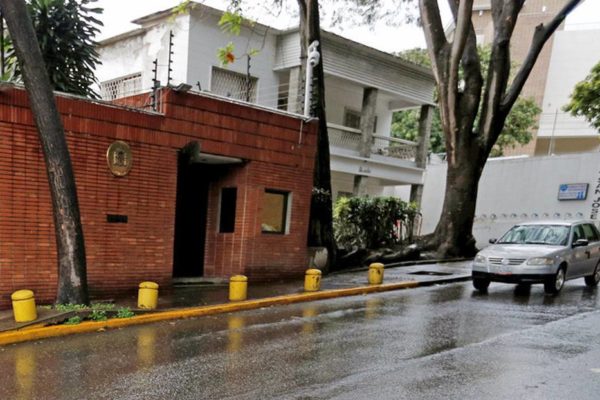 España condena detenciones y registros del personal de su embajada en Caracas