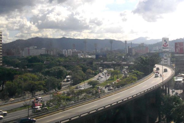 Tomen vías alternas: Varios tramos de la autopista Gran Cacique Guaicaipuro están cerrados este #29Feb por marcha