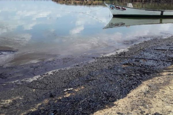 Derrame de crudo y falta de gasolina acaban con la pesca artesanal de Amuay