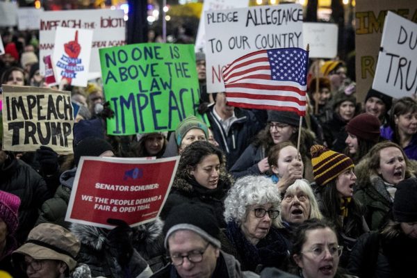 Manifestantes se preparan ante la posibilidad de que Trump rechace el veredicto de las urnas