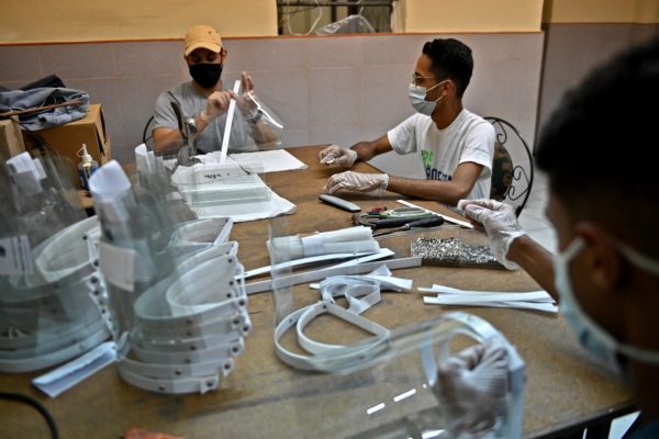 Fabrican máscaras artesanales para médicos a merced del #Covid19 en Venezuela