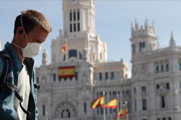 Nuevas restricciones en Madrid mientras el gobierno español estudia estado de alarma