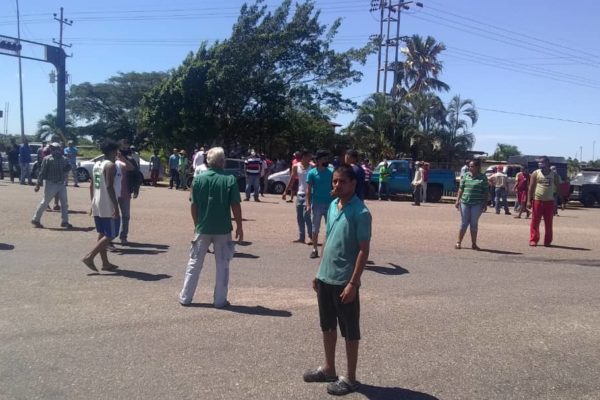 Persisten colas y protestas en el país por fallas en el suministro de gasolina