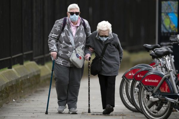 Vacuna de Oxford contra COVID-19 genera respuesta inmune en ancianos