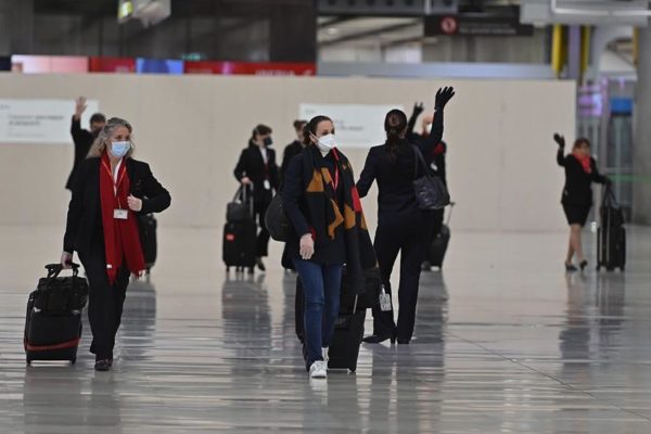 Estudio: un pasajero de avión debe volar 54 horas con un enfermo COVID para contagiarse