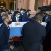 El caos se impuso en multitudinario velorio de Maradona