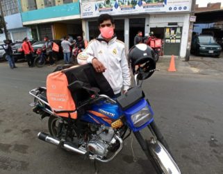 Multan por xenofobia a peruano que insultó a repartidor de comida venezolano