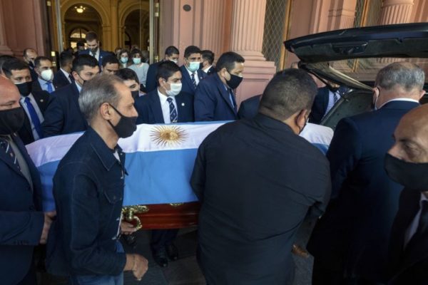 Justicia argentina investiga si hubo negligencia en la muerte de Maradona