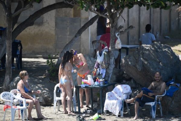 La economía informal apenas sobrevive con reapertura de las playas