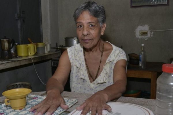 «Nunca pensé que pasaría hambre»: Así es vivir con una pensión de US$1,3 al mes en Venezuela