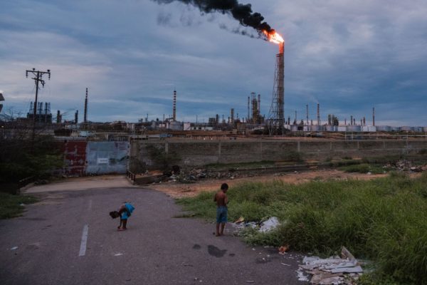 Bloomberg: Maduro exprime lo que puede de la colapsada industria petrolera de Venezuela