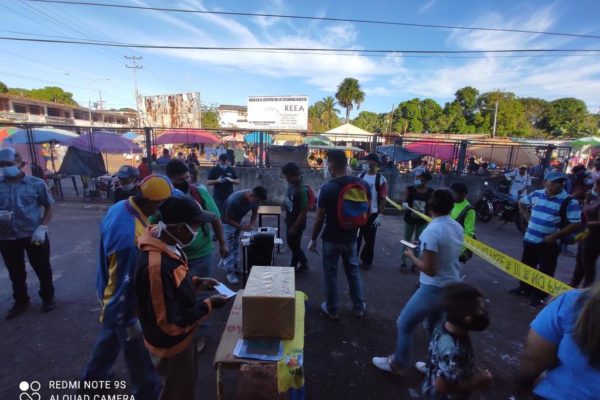 En imágenes: Venezolanos participan en la consulta popular impulsada por Guaidó