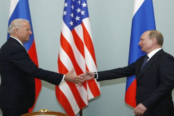 Biden advirtió a Putin que habrá dura reacción si Rusia invade a Ucrania