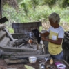 Falta de gas doméstico obliga a habitantes de Aragua cocinar con leña y piedras