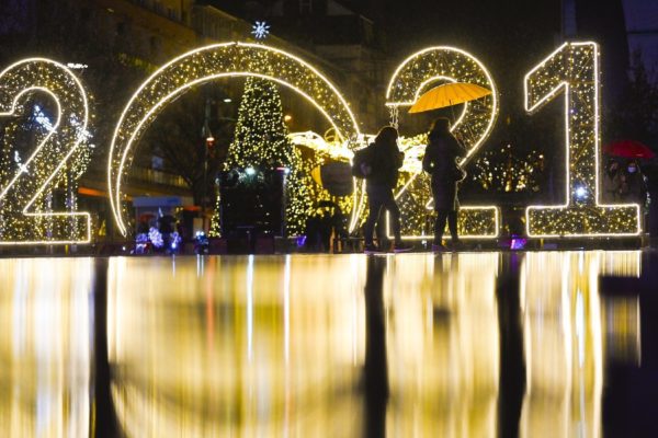 ‘El mundo teme un mañana difícil’: COVID-19 obliga a celebrar Año Nuevo de manera virtual y en casa