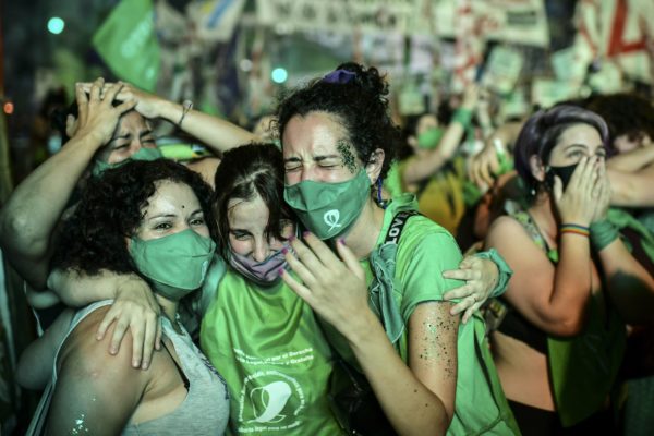 Senado de Argentina aprueba proyecto que legaliza el aborto