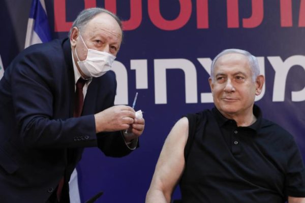 Netanyahu recibió la vacuna de Pfizer contra el Covid-19 e inició la campaña de vacunación en Israel